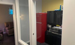 Modern Office Space in Astoria Queens ? Perfect for Meetings, Filming, or Therapy - Image 9