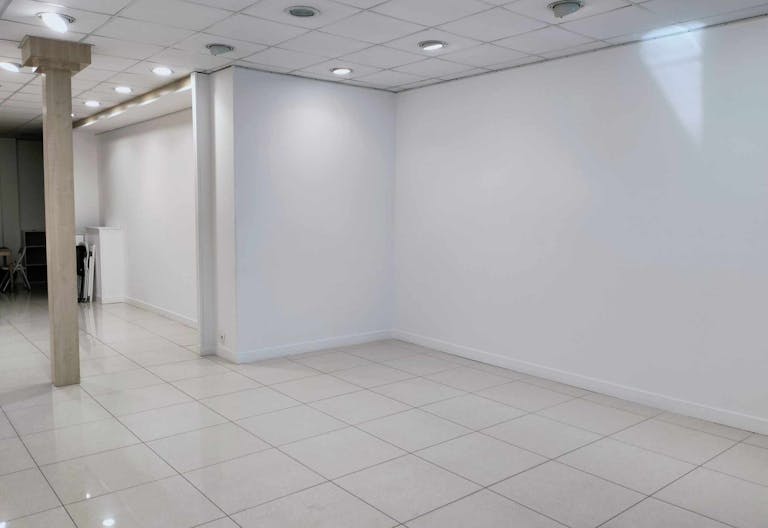 White-Box Space in Le Marais - Image 3
