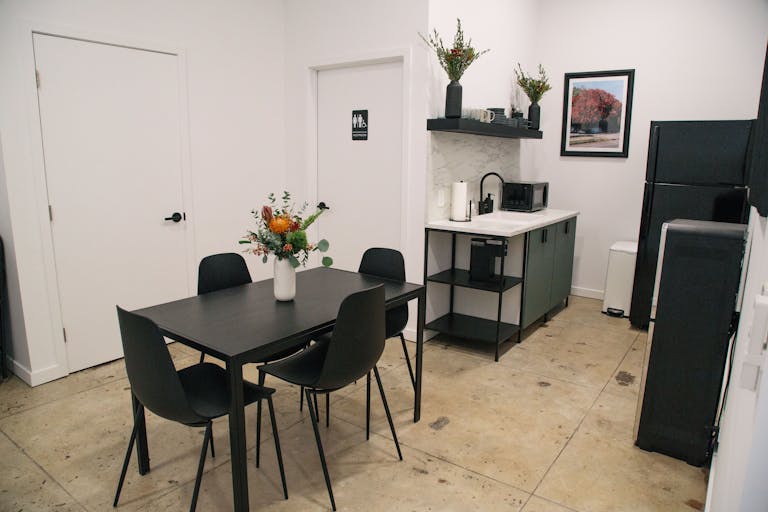 Echo Park Retail Space with High Street Visibility and Photo Studio - Image 4