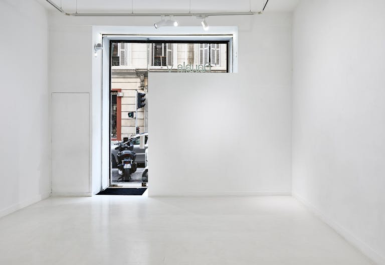 Espace white cube sur rue en plein Marseille - Image 0