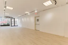 Beautiful White Box in Tribeca - Image 4