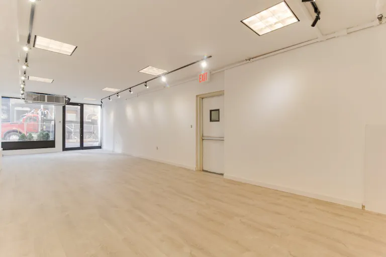 Beautiful White Box in Tribeca - Image 4