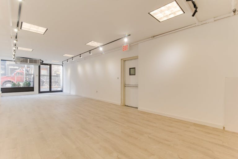 Beautiful White Box in Tribeca - Image 4