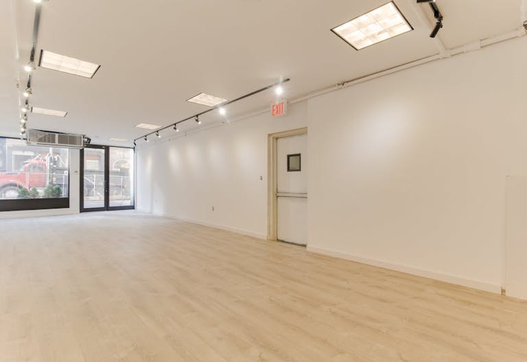 Beautiful White Box in Tribeca - Image 4