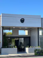 Central and modern space with indoor/outdoor patio. - Image 8