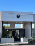 Central and modern space with indoor/outdoor patio. - Image 8