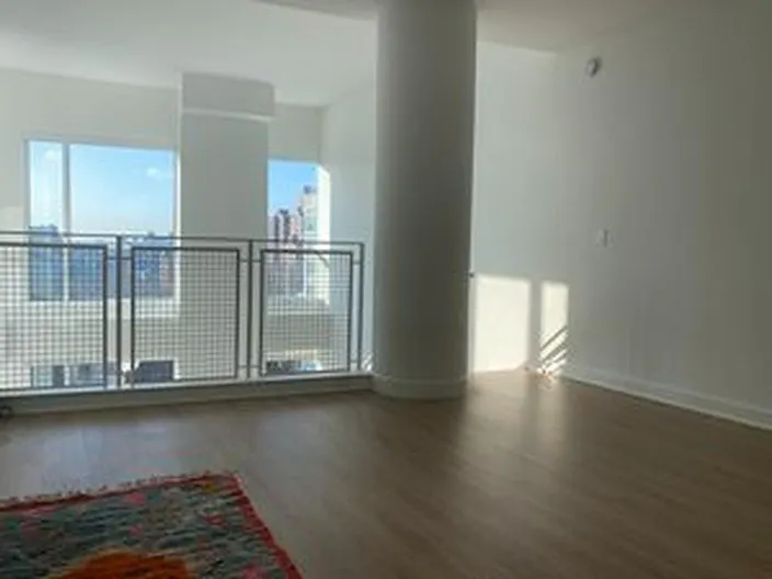 Amazing studio loft offering breathtaking views of the iconic New York skyline - Image 3