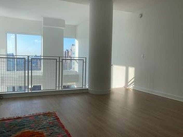 Amazing studio loft offering breathtaking views of the iconic New York skyline - Image 3