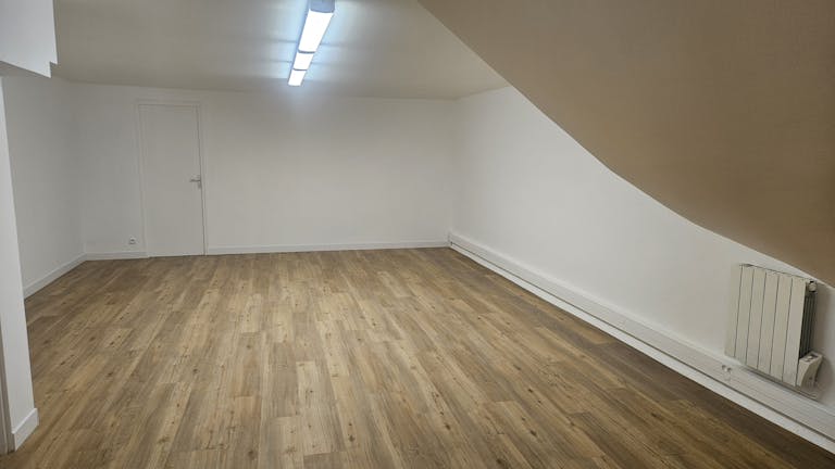 Espace à louer - Emplacement plein centre ville  - Image 1