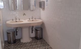 Event Showroom & Boutique in Le Marais - Image 11