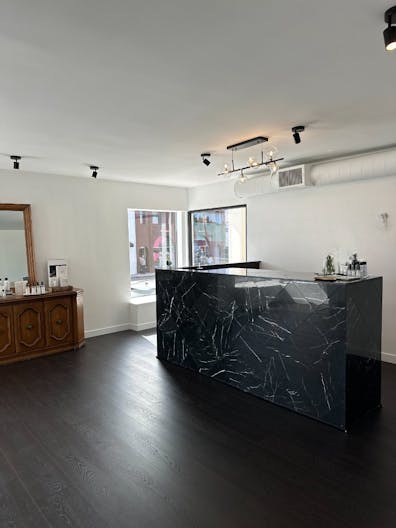 Prime retail location - Elegant boutique and salon located on Melrose, next to the pink wall - Image 3