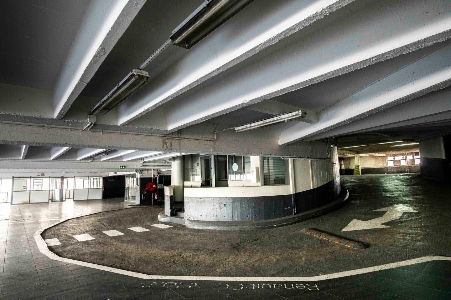 Large Commercial Space on Quai de Grenelle, Paris