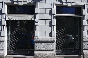 Prestigioso spazio in edificio d'epoca, con 5 vetrine su strada  - Image 8