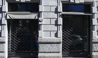 Prestigioso spazio in edificio d'epoca, con 5 vetrine su strada - Image 8