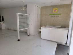 Prime location - Upper East St. Pop Up store Location ! - Image 2