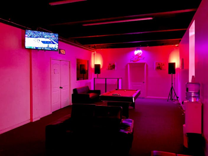 Modern, Spacious, Diamond in the Rough - Image 0