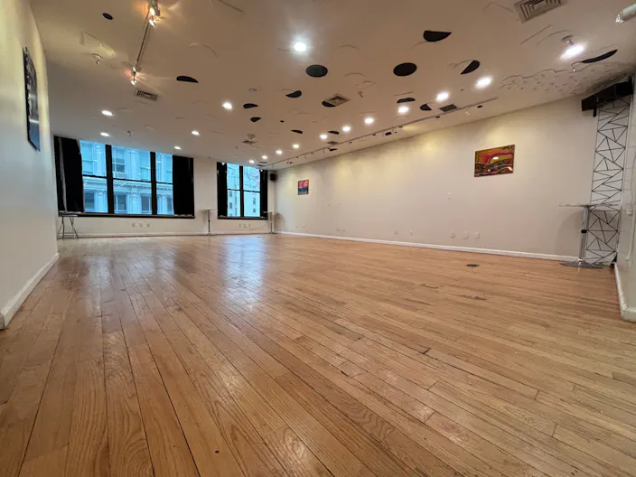 Entire Floor in SOHO with 2 extra rooms! - Image 2