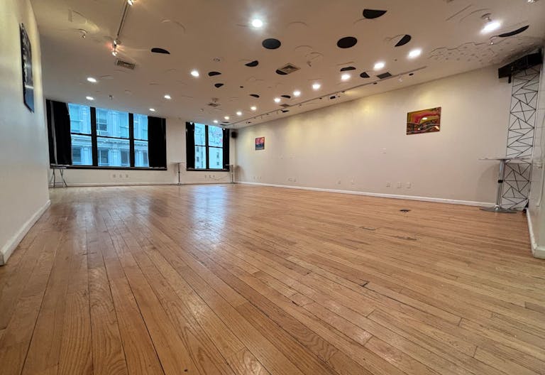 Entire Floor in SOHO with 2 extra rooms! - Image 2