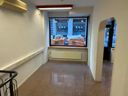 Lokal i A-läge med skyltfönster mot gatan, perfekt för pop up store - Image 4