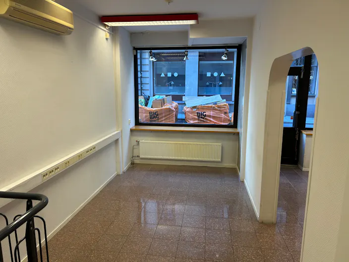 Lokal i A-läge med skyltfönster mot gatan, perfekt för pop up store - Image 4