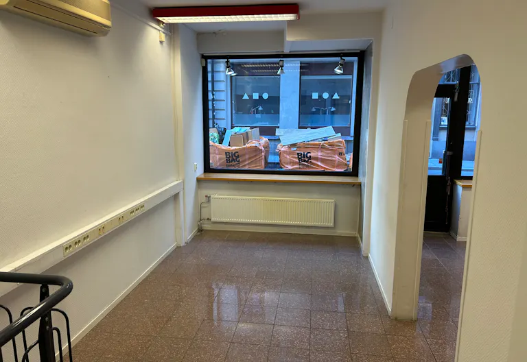 Lokal i A-läge med skyltfönster mot gatan, perfekt för pop up store - Image 4
