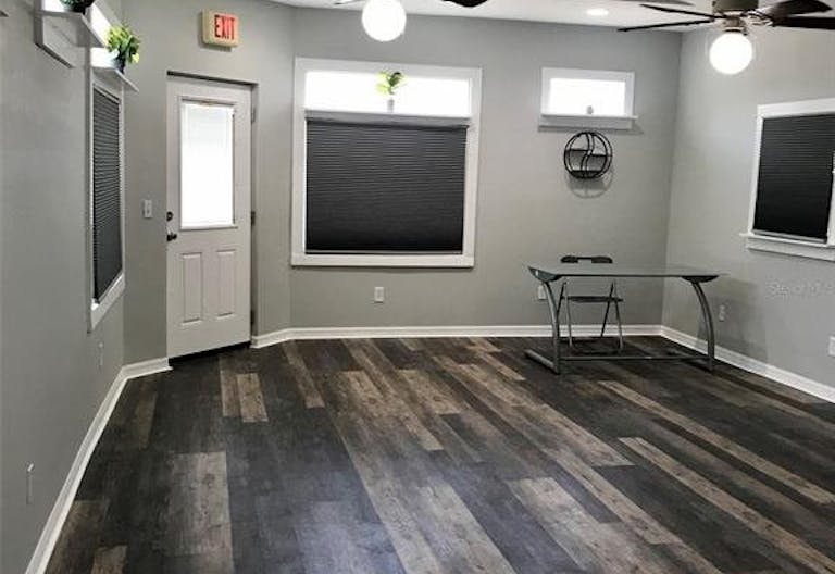 Boutique with parking space - Image 2