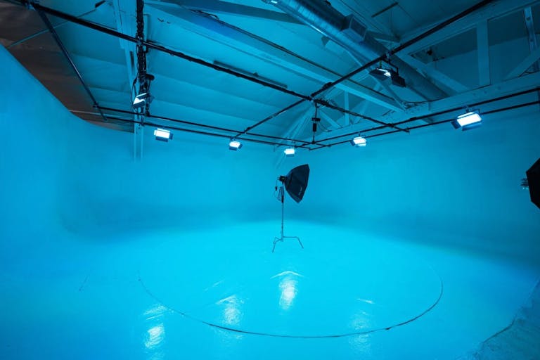 Olympic 3 - Large White Cyc Wall with Car Turntable - Image 3