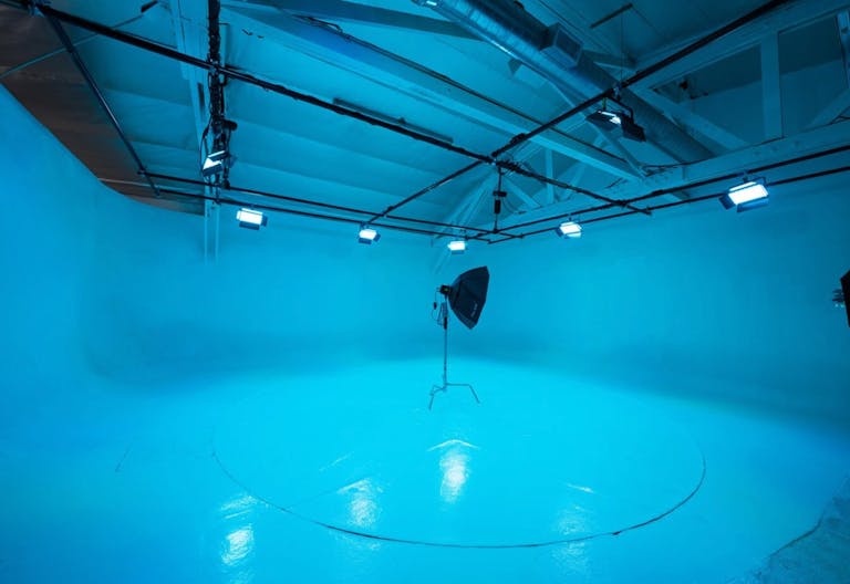 Olympic 3 - Large White Cyc Wall with Car Turntable - Image 3