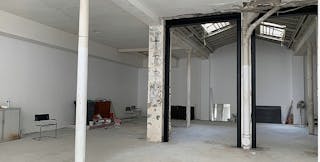 Industrial Showroom in Le Marais - Image 5