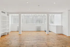 Contemporary Showroom in Le Marais - Image 2