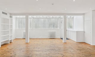 Contemporary Showroom in Le Marais - Image 2