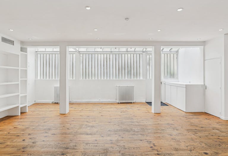 Contemporary Showroom in Le Marais - Image 2