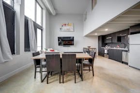 Sun-drenched retail space with 15' Ceilings - Image 2