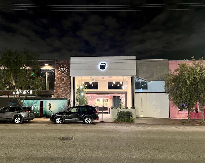 Central and modern space with indoor/outdoor patio. - Image 1