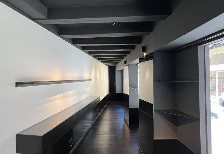 Recently renovated shop in prime 1st arr location in Paris - Image 0