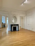 Beautiful Showroom in Saint-Germain - Image 10