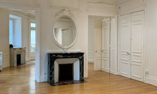 Beautiful Showroom in Saint-Germain - Image 10