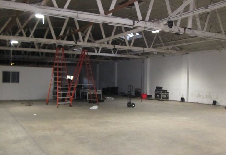 Large Industrial Warehouse Space Multiuse - Image 1