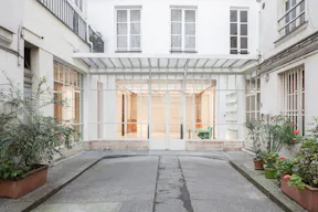 Spectacular art gallery under a glass roof in Saint Germain des Pr�s - Image 1