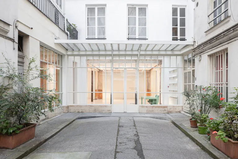 Spectacular art gallery under a glass roof in Saint Germain des Pr�s - Image 1