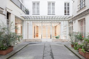 Spectacular art gallery under a glass roof in Saint Germain des Pr�s - Image 1