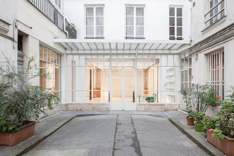Spectacular art gallery under a glass roof in Saint Germain des Pr�s - Image 1