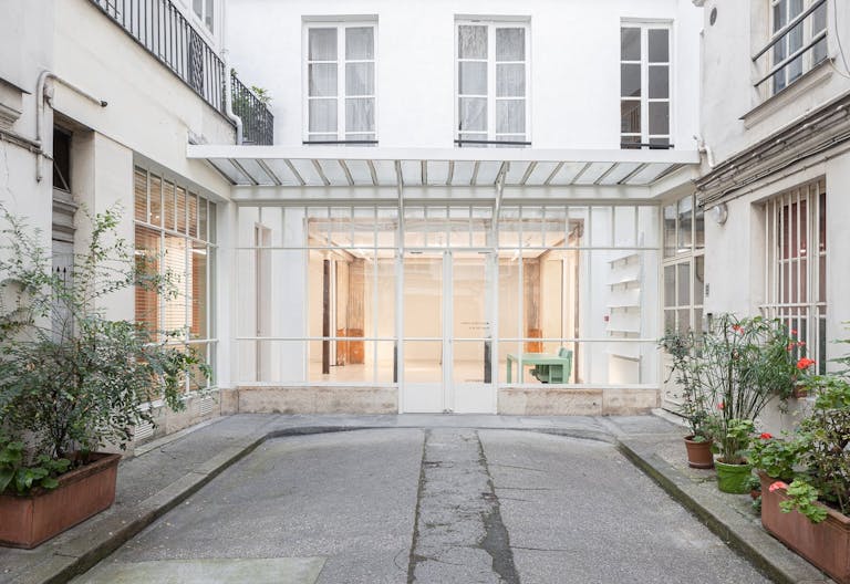 Spectacular art gallery under a glass roof in Saint Germain des Pr�s - Image 1