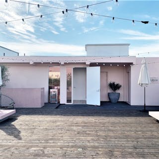 Beautiful 3-Story Space on Melrose - Image 11