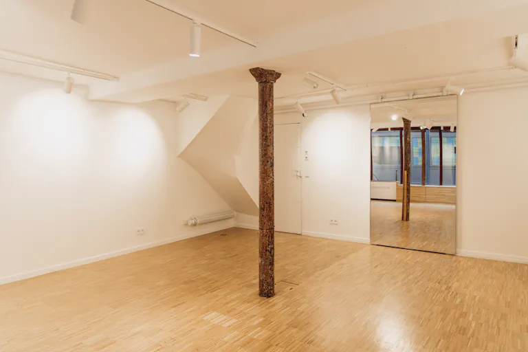 Immaculate show room in the center of Paris - Marais  - Image 4