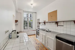 Contemporary Showroom in Le Marais - Image 8