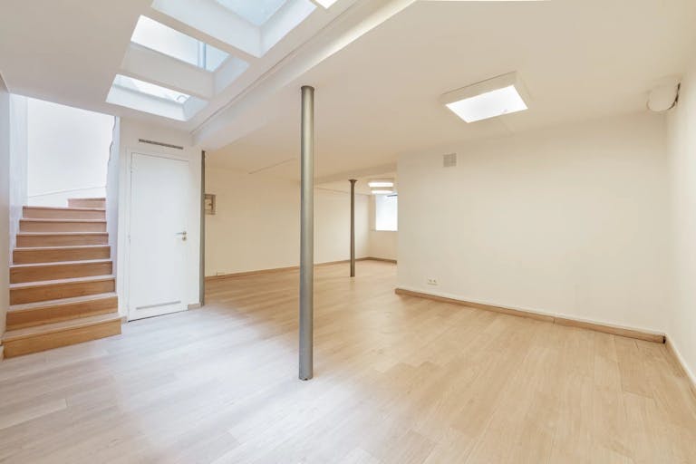 SHOWROOM EN FOND DE COUR - RUE SAINT HONORE - Image 2