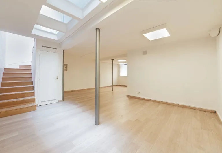SHOWROOM EN FOND DE COUR - RUE SAINT HONORE - Image 2