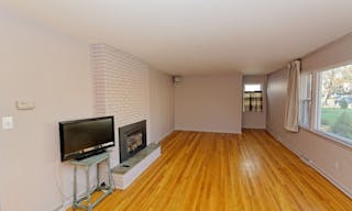 Large, bright, updated Ranch Located in the heart of Pine Hills. 3 bedroom, 2 full & 2-1/2 baths - Image 5