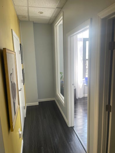 Modern Office Space in Astoria Queens ? Perfect for Meetings, Filming, or Therapy - Image 4